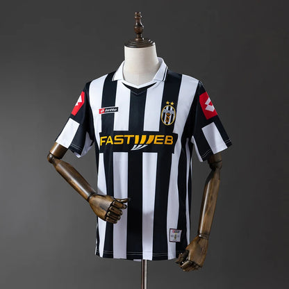 Juventus 01-02 home kit